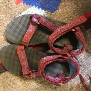 SOLD - Teva Sandals Lizard Design size 8